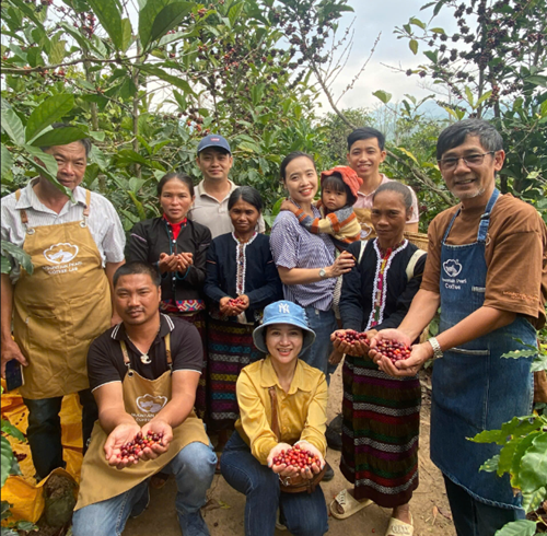 Hình ảnh Chị Chi (ở giữa) chụp cùng người dân tại vườn cà phê Khe Sanh (Quảng Trị)