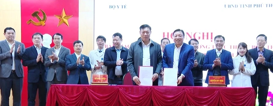 Thứ trưởng Bộ Y tế Đỗ Xuân Tuyên và Phó Chủ tịch UBND tỉnh Nguyễn Huy Ngọc ký biên bản bàn giao Bệnh viện 74 Trung ương.