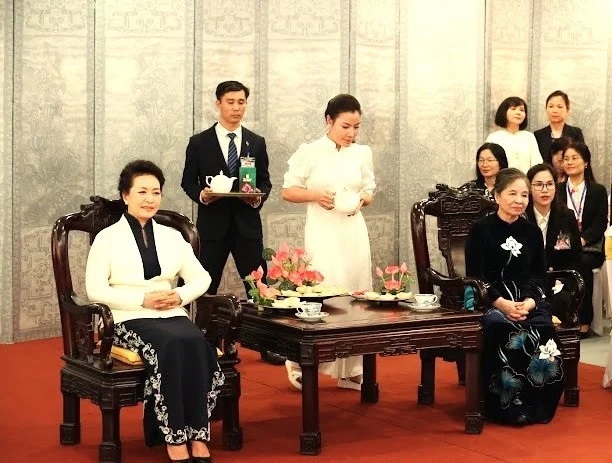 Chị Hiền, con dâu của chủ cơ sở sen trà Hiền Xiêm dâng trà cho bà Bành Lệ Viên và Ngô Thị Mận. Ảnh: Nhân vật cung cấp