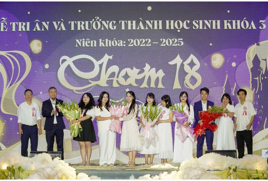 Trưởng Ban phụ huynh các lớp cùng ông Nguyễn Huy Hùng, Trưởng Ban đại diện cha mẹ học sinh, trao hoa cho các thầy cô chủ nhiệm K3 