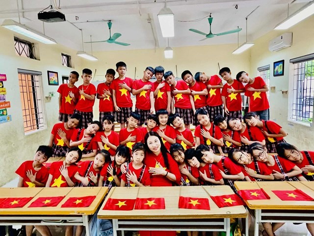 Cô giáo Phùng Thị Hiền làm chủ nhiệm lớp 4A1 đã tích cực hưởng ứng và tham gia sôi nổi.
