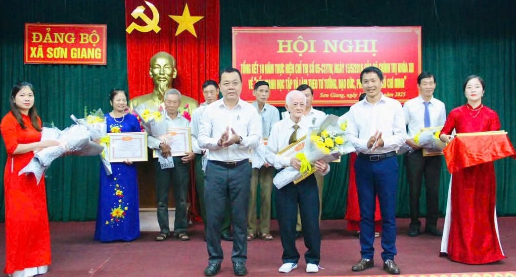 Cụ Phạm Công Đường, Chi hội trưởng Hội NCT thôn 4, (đứng giữa hàng trên) nhận giấy khen điển hình “Học tập và làm theo tư tưởng, đạo đức, phong cách Hồ Chí Minh”