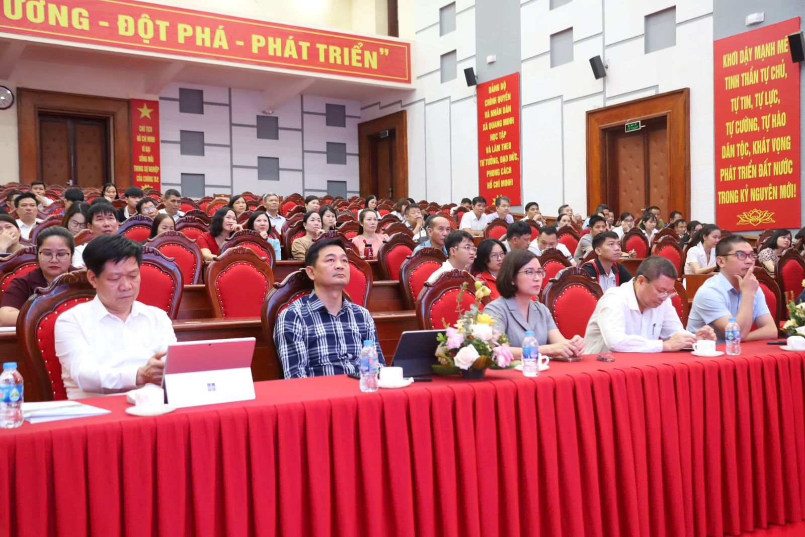 Các đại biểu tham gia chương trình “Bình dân học vụ số” và triển khai “Ứng dụng công nghệ AI” tại xã Quang Minh